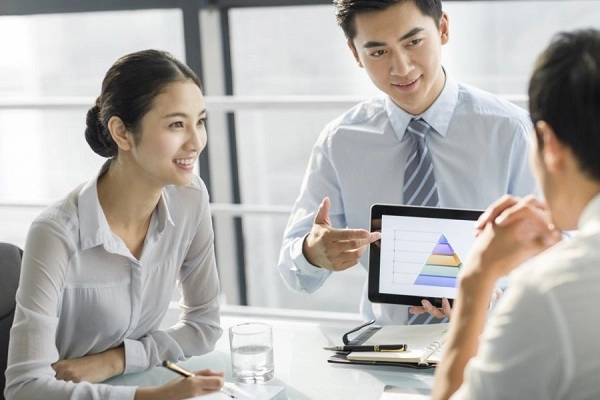 khách hàng hỏi đáp với nhân viên tư vấn Everon