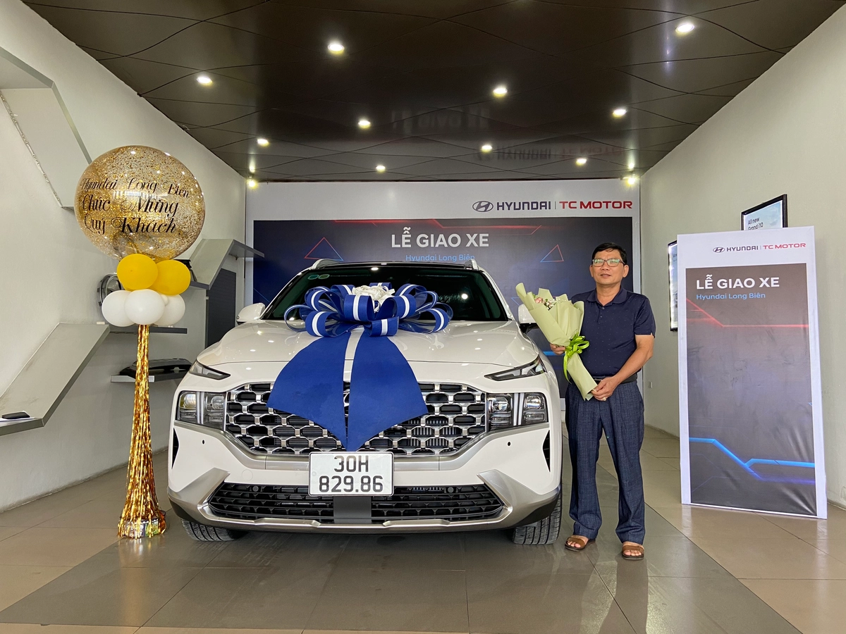 khách hàng kiểm tra độ lún nệm foam Thắng Lợi tại showroom