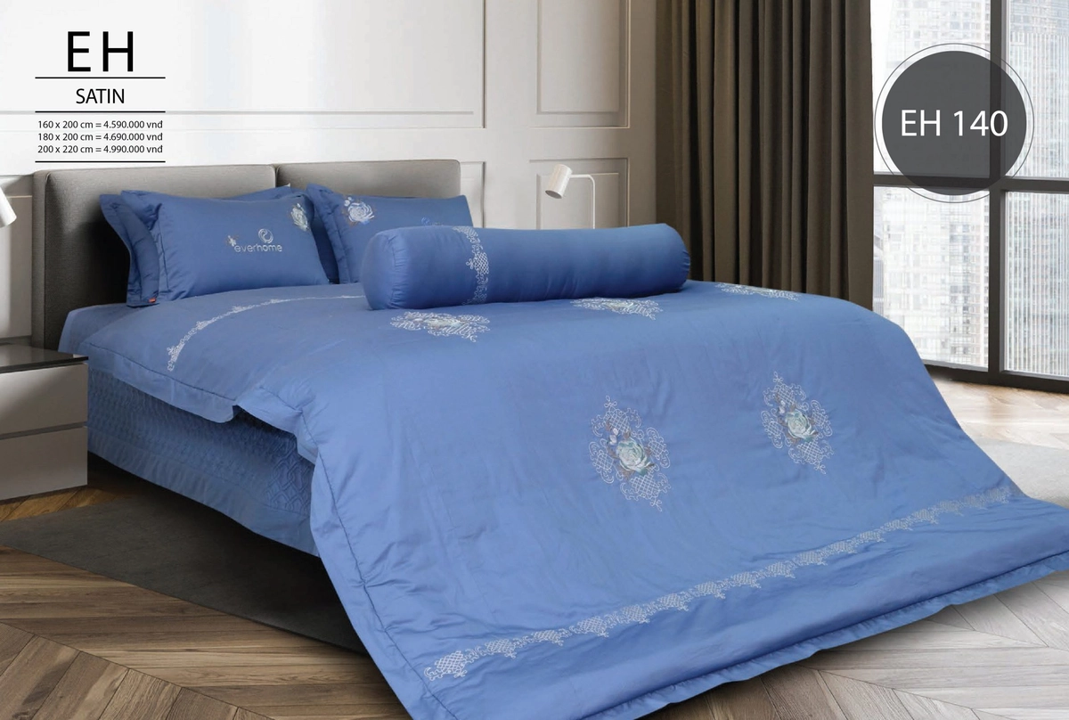 khách hàng nằm thử đệm Everhome tại cửa hàng