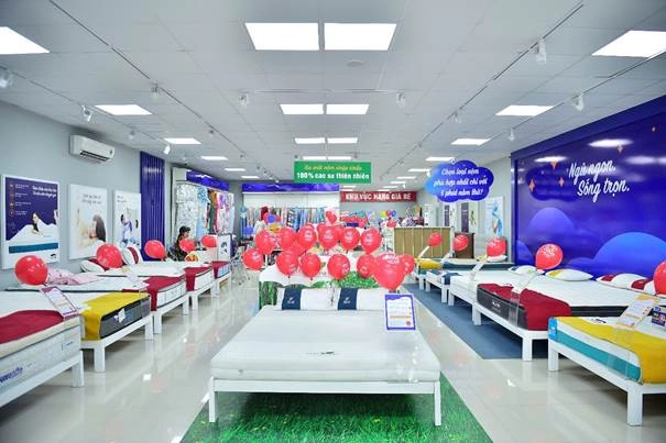 Khách hàng nằm thử đệm Kim Cương và Everon