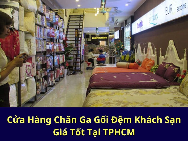Khách hàng nằm thử đệm Tuấn Anh tại cửa hàng