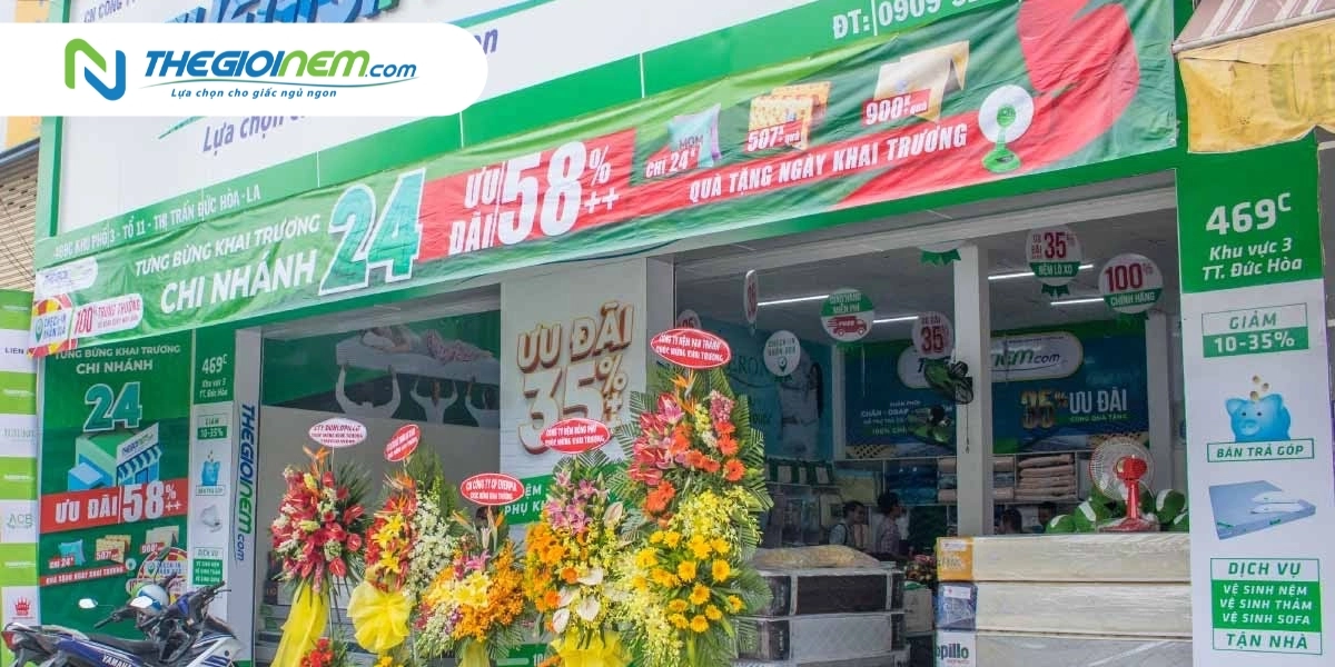khách hàng nằm thử nệm bông ép Kim Cương tại cửa hàng