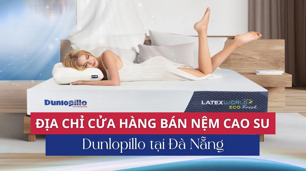 khách hàng nằm thử nệm Dunlopillo tại cửa hàng uy tín