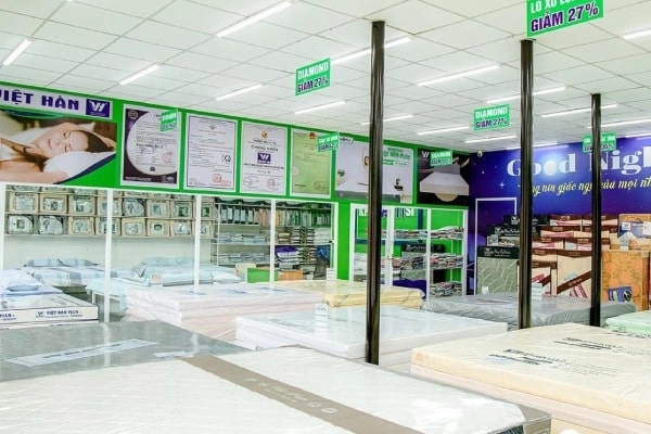 Khách hàng nằm thử nệm Fresh Ever tại cửa hàng