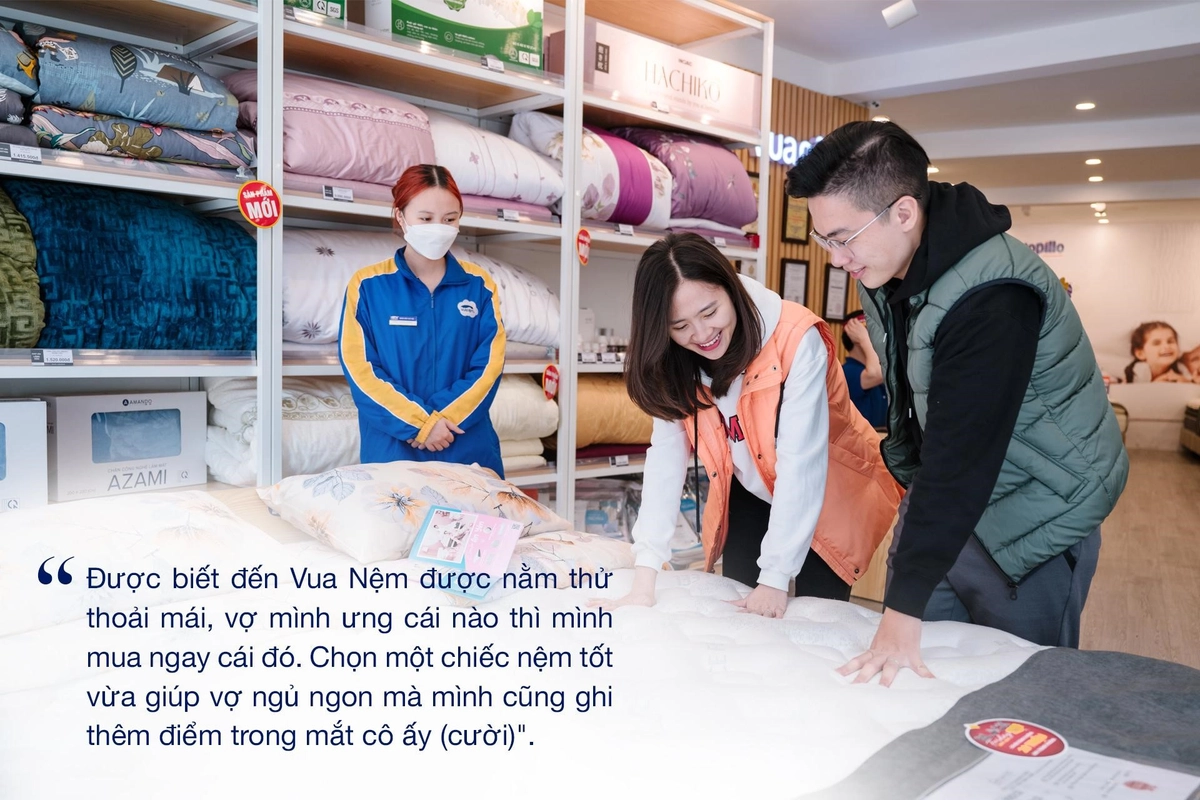khách hàng nằm thử nhiều mẫu Nệm Kim Cương trong showroom