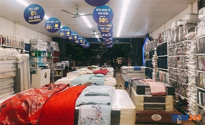 Khách hàng thử chăn ga tại đại lý Việt Thắng