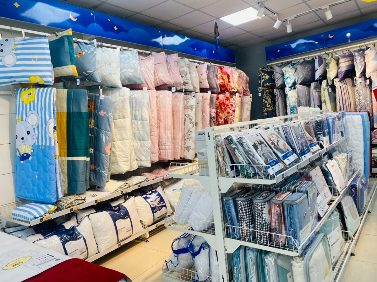 khách hàng thử đệm Dunlopillo tại showroom