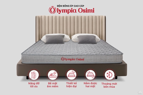 khách hàng thử đệm memory foam trong showroom
