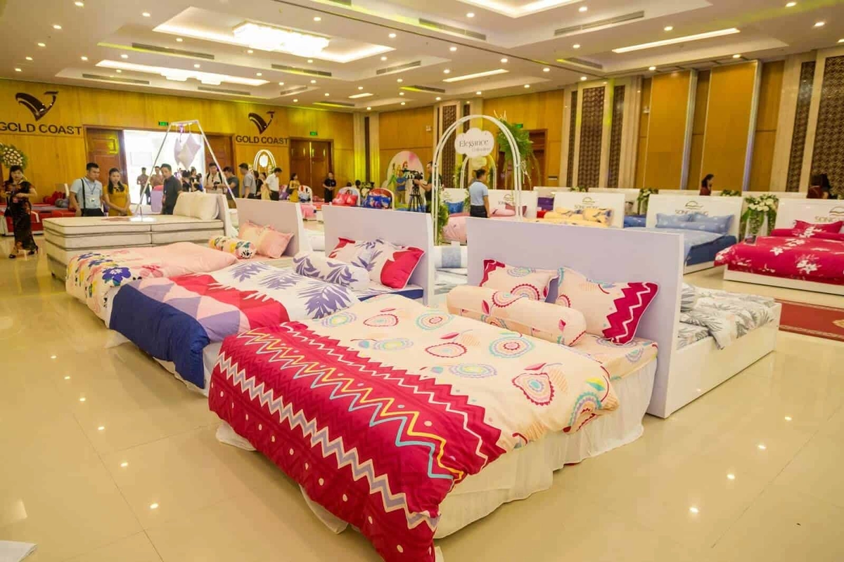 khách hàng thử đệm tại Đệm Xanh Nguyễn Trãi