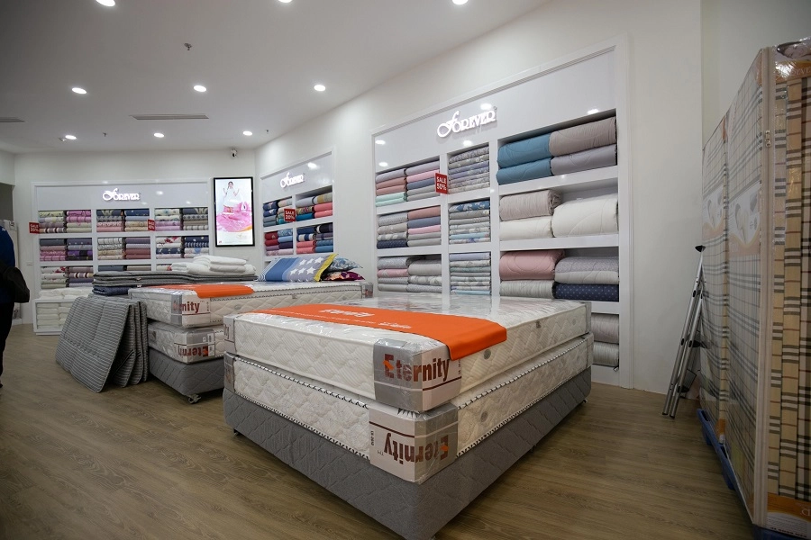 khách hàng thử nằm đệm lò xo tại showroom