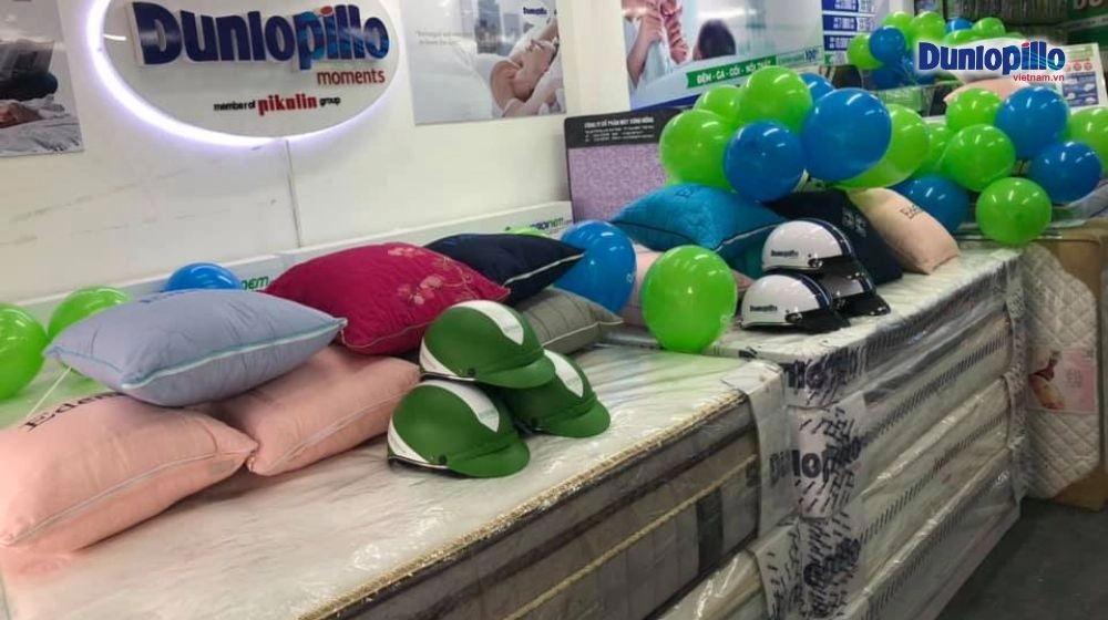 Khách hàng trải nghiệm Dunlopillo tại cửa hàng