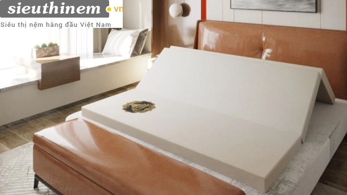 khách hàng trải nghiệm nệm bông ép tại cửa hàng