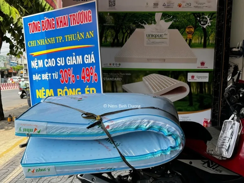 khách hàng trải nghiệm nệm cứng tại cửa hàng Liên Á