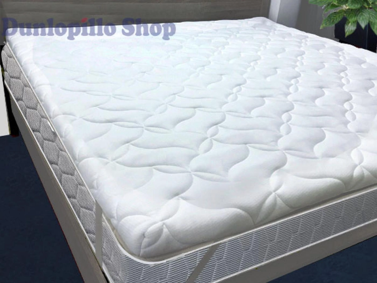 khách hàng trải nghiệm nệm Dunlopillo tại cửa hàng