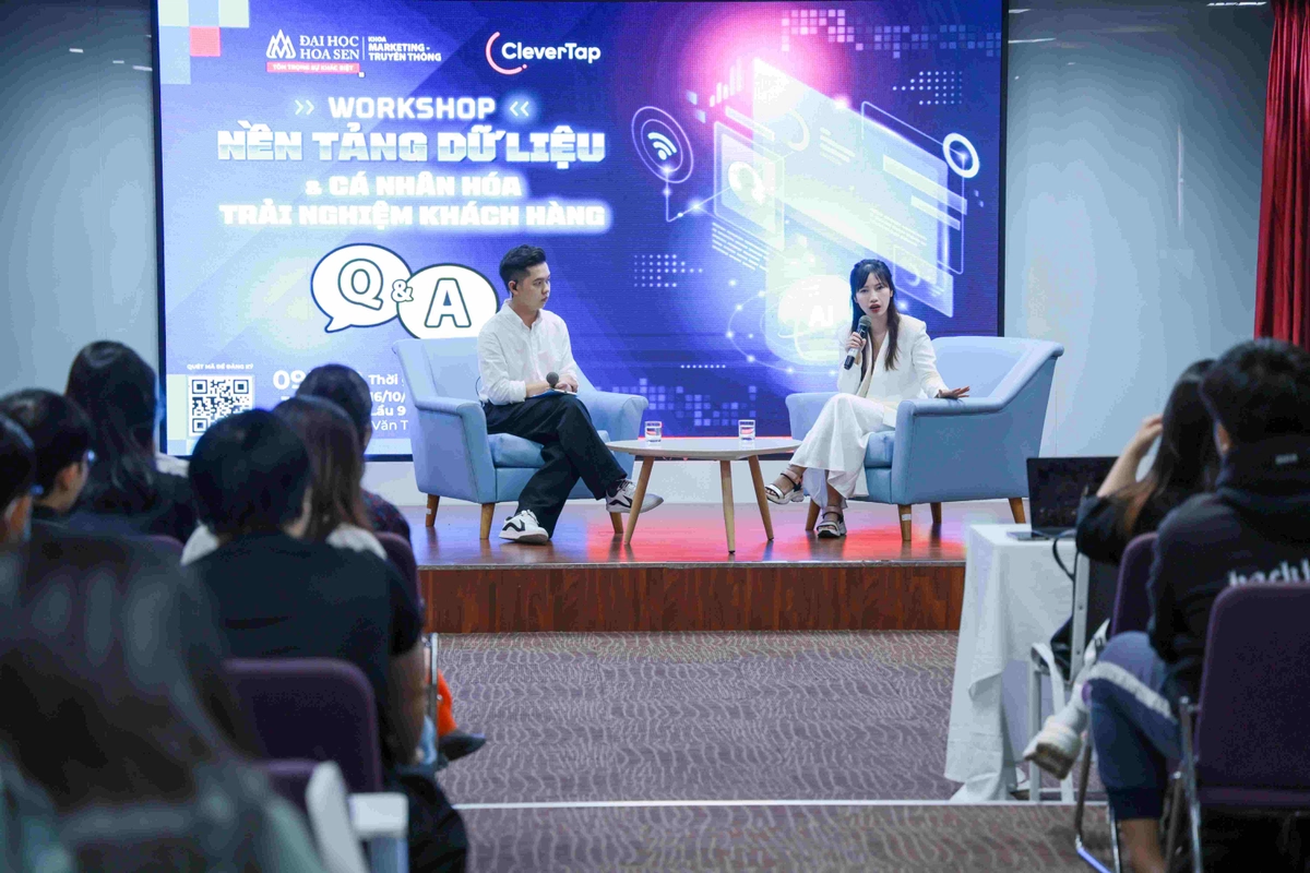 khách hàng trải nghiệm nệm Royal Bliss tại showroom