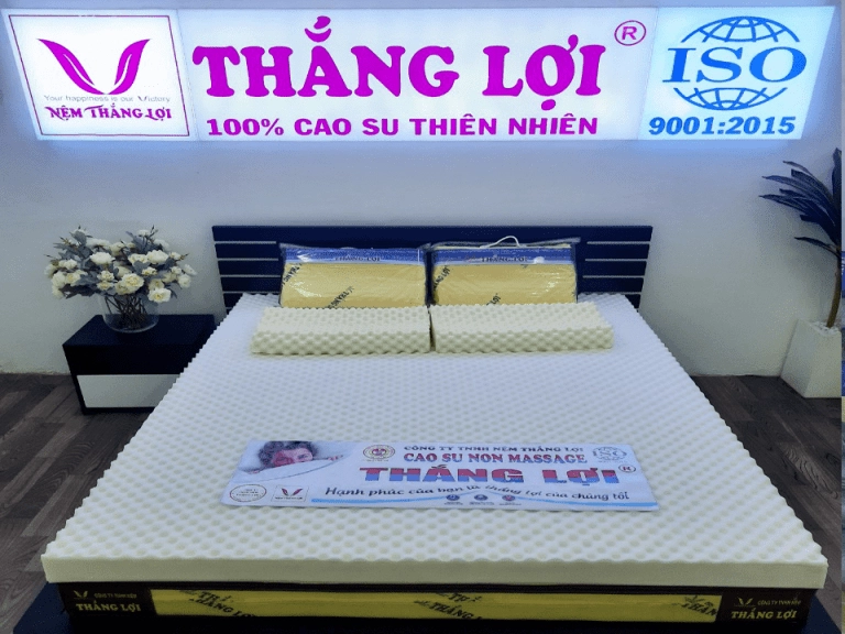 khách hàng trải nghiệm nệm Thắng Lợi tại cửa hàng
