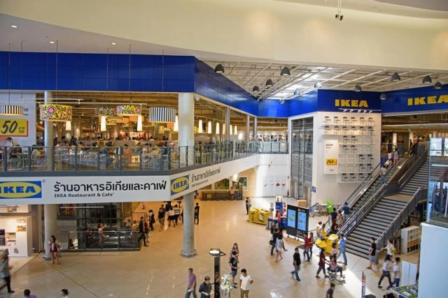 khách hàng xem nhãn thông số chăn tại IKEA
