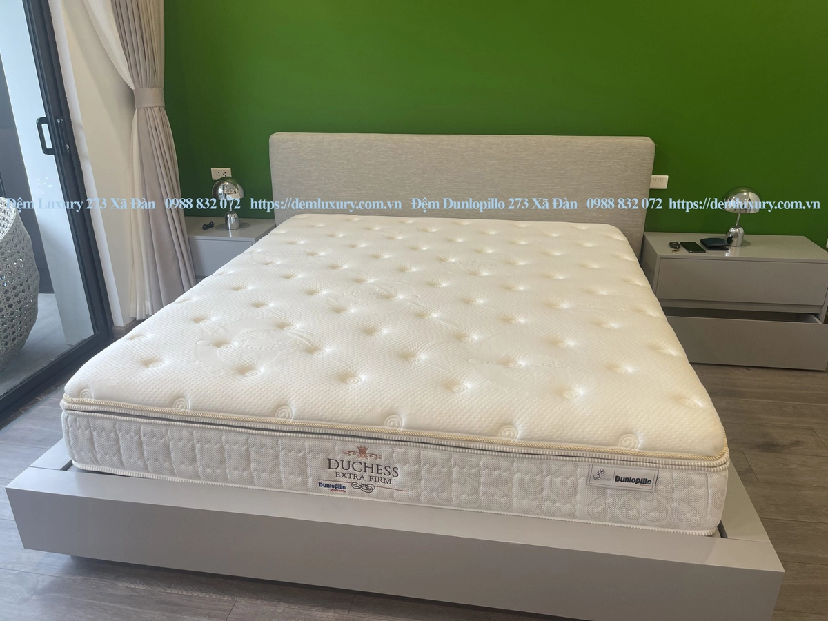 Khách nằm thử đệm kiểm tra độ êm và hỗ trợ