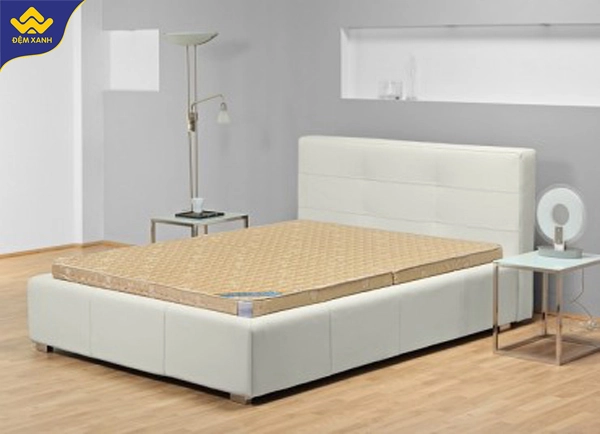 khách thử đệm bông ép Hanvico tại showroom