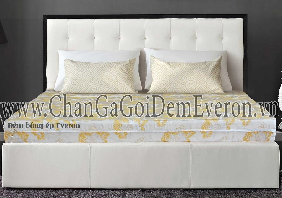 Khách thử đệm tại cửa hàng Everon chính hãng