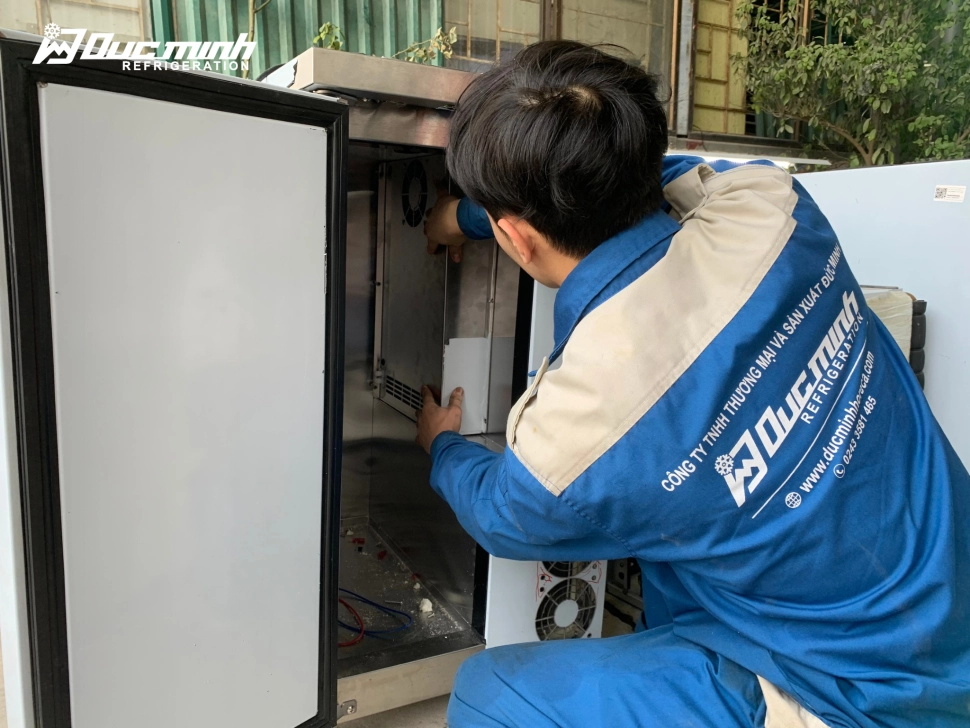 Kỹ thuật viên kiểm tra nệm lò xo bị mốc