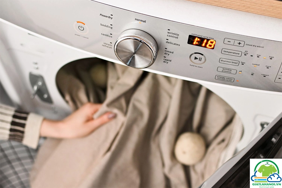 Máy giặt mở cửa với ga gối Everon màu trung tính