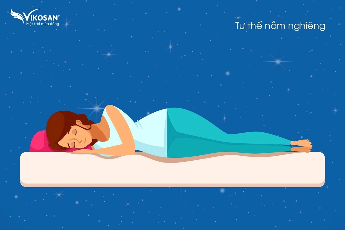mẹ đặt bé nằm ngửa trên nêm Chicco