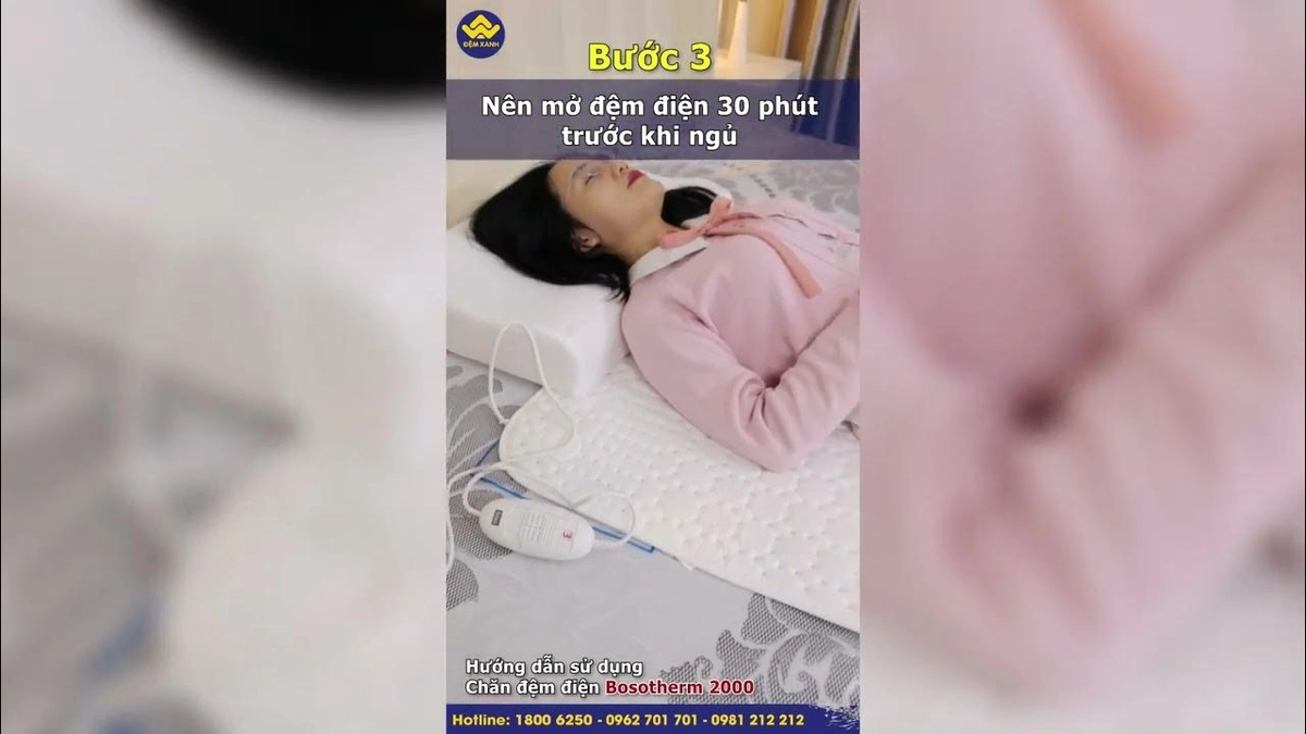 mẹ đọc hướng dẫn sử dụng đệm quây cũi