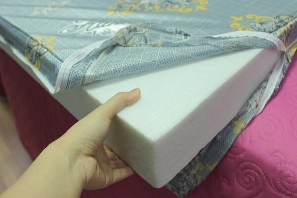nệm cứng medium và mềm đặt cạnh nhau