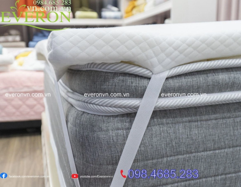 nệm Everon mỏng trải sàn cạnh sofa hiện đại