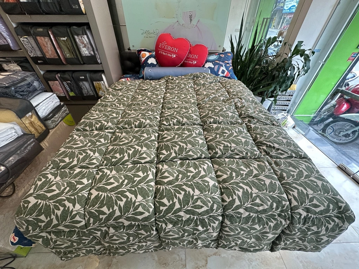 nệm Everon trải sàn gần cửa sổ đón gió