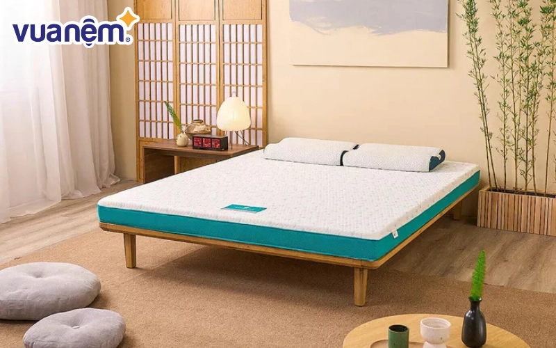 nệm foam Aeroflow Standard đặt trên giường gỗ tối