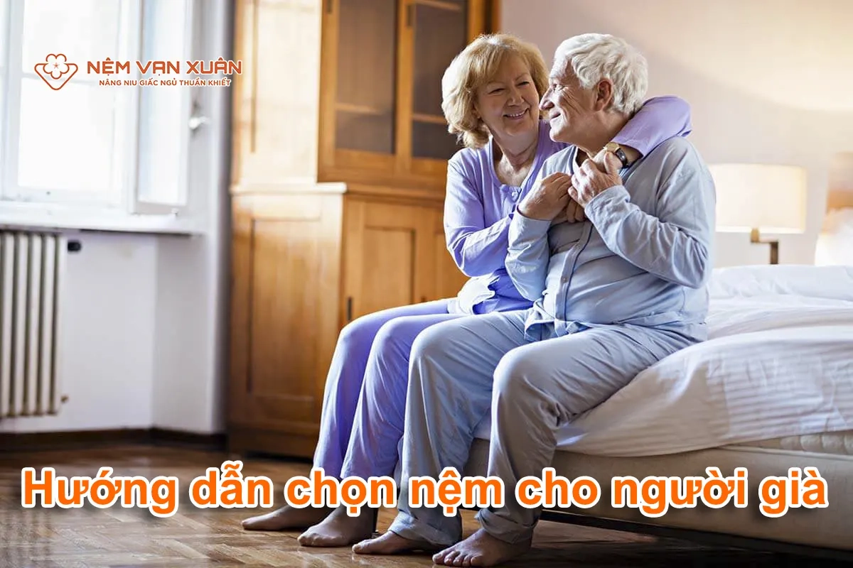 người cao tuổi thử đệm cho người già trong cửa hàng