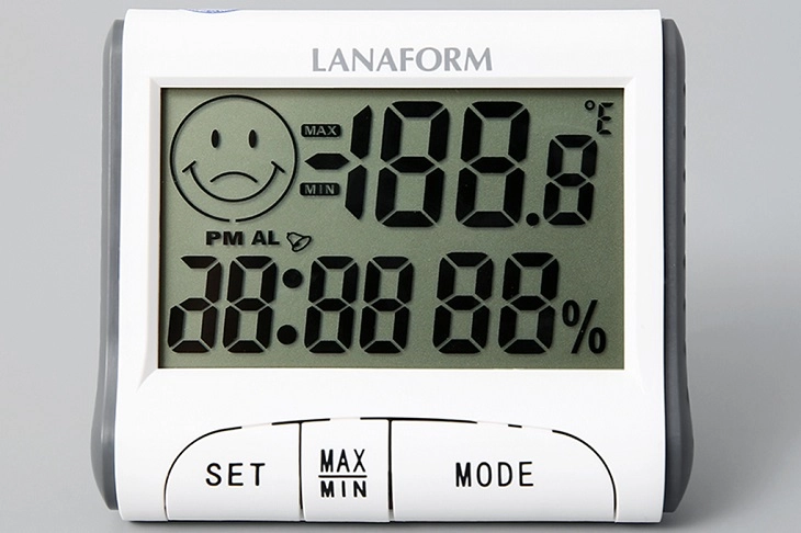 Người dùng đọc hướng dẫn sử dụng Lanaform trước khi bật