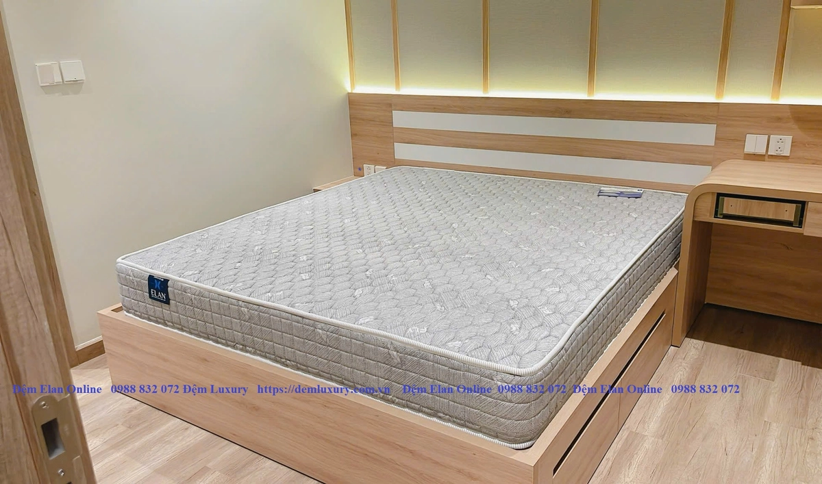 người dùng thử đệm lò xo giá rẻ tại showroom