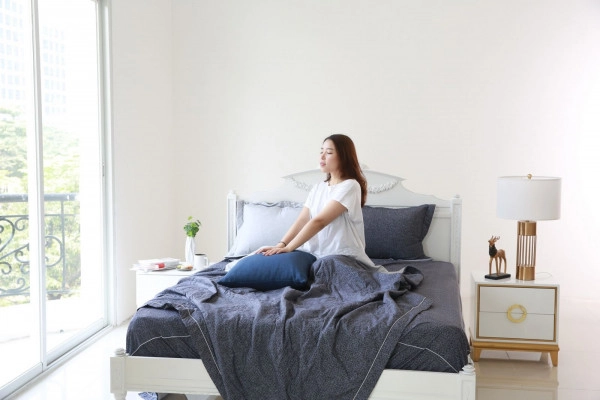 Người dùng thư giãn cùng chăn hè Everon