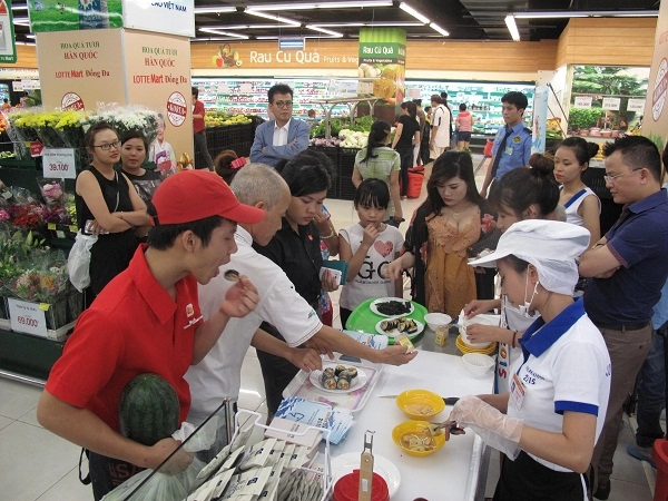 người dùng thử nhiều mẫu đệm Everon tại showroom
