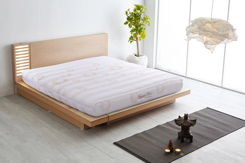 người dùng trải nghiệm đệm latex Hanvico trong showroom