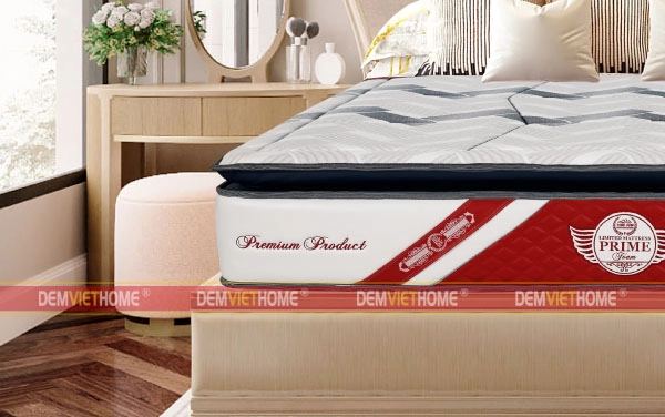 Người dùng trải nghiệm đệm lò xo Tuấn Anh trong phòng ngủ