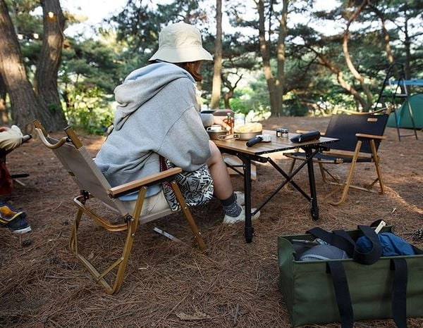 Người dùng trải nghiệm đệm Naturehike ngoài trời