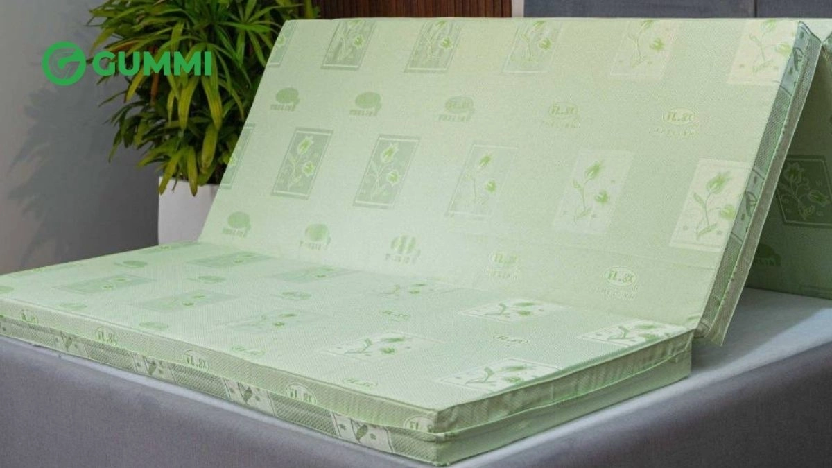 người nằm nghiêng thử nệm cao su gummi classic