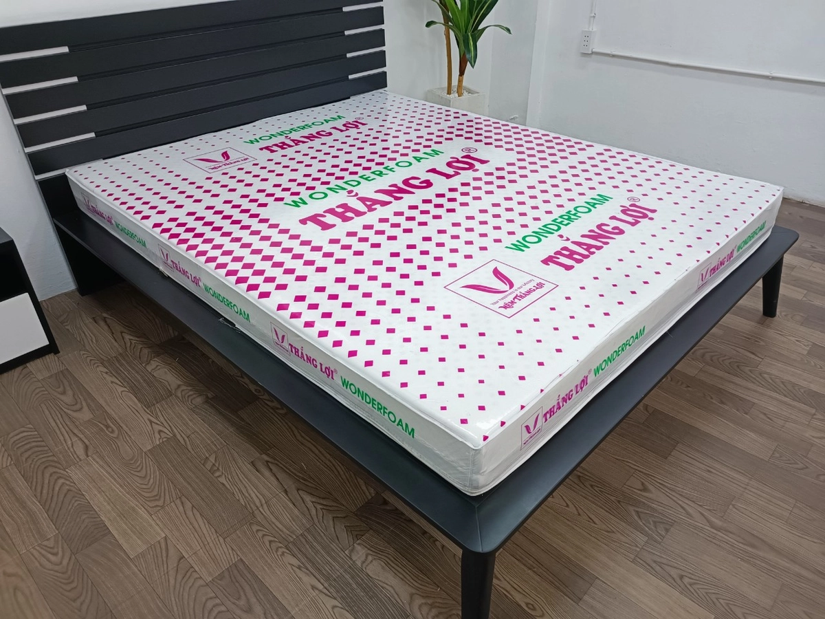 người nằm nghiêng trải nghiệm Wonderfoam Thắng Lợi tại showroom