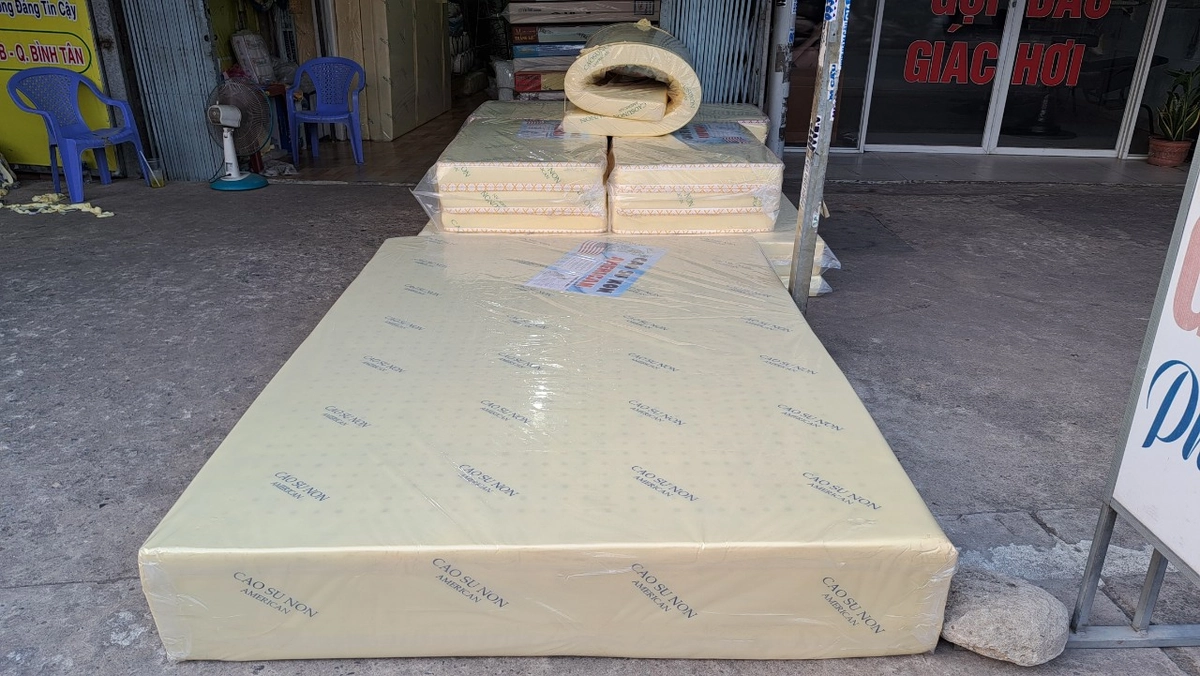 người nằm thử nệm cao su hỗ trợ cột sống