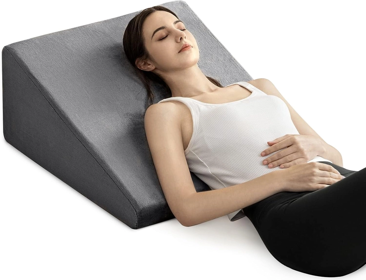 người nằm thử nệm Thắng Lợi giữ thẳng cột sống