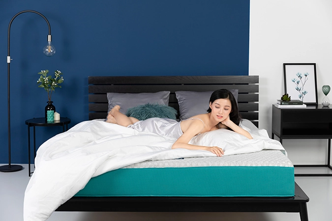 Người nằm thử nệm Vibe gel memory foam trong showroom