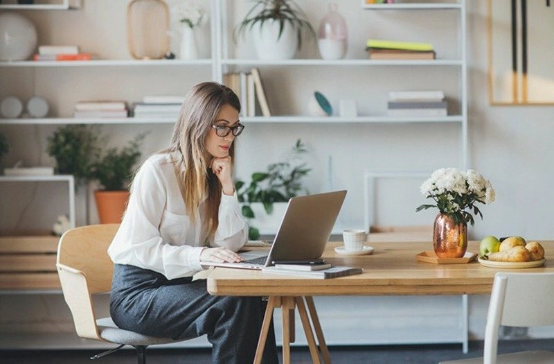 người ngồi làm việc trên đệm 3D thoáng khí văn phòng