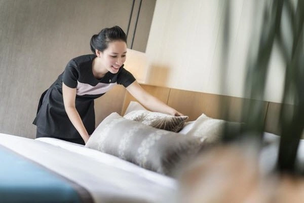 nhân viên buồng phòng gấp ga đúng kỹ thuật