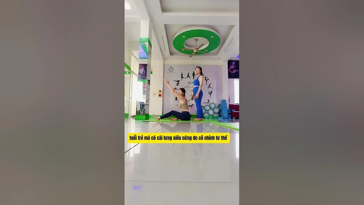 Nhân viên Hanvico sửa tư thế thử đệm cho khách