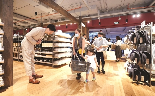 nhân viên Muji tư vấn chọn độ ấm phù hợp