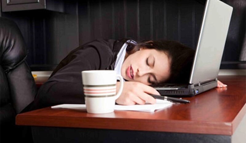 nhân viên tỉnh táo sau giấc ngủ trưa trên đệm văn phòng
